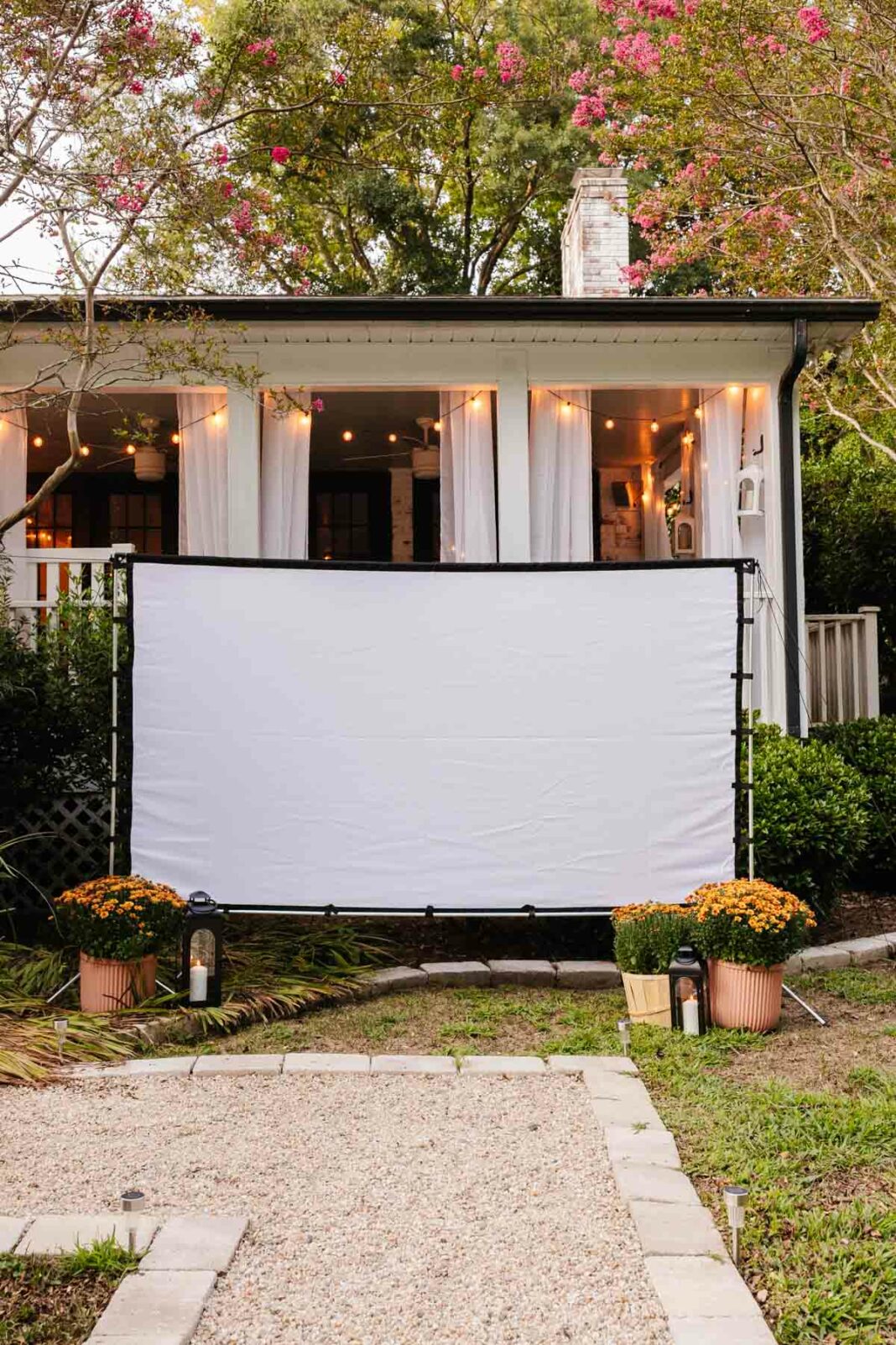 How to set up a backyard movie night with recommended projector and outdoor projector screen